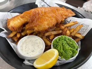 Fish_and_chips_at_restaurant_London