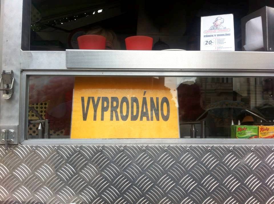 hot_dog_stand_namesti_miru_prague_eating_prague