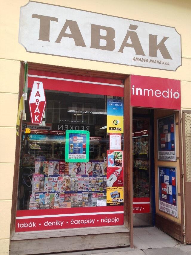 tram22_buying_tickets_tabak_eating_prague