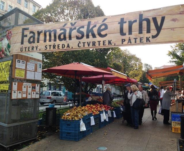 tram22_ip_pavlova_market_eating_prague