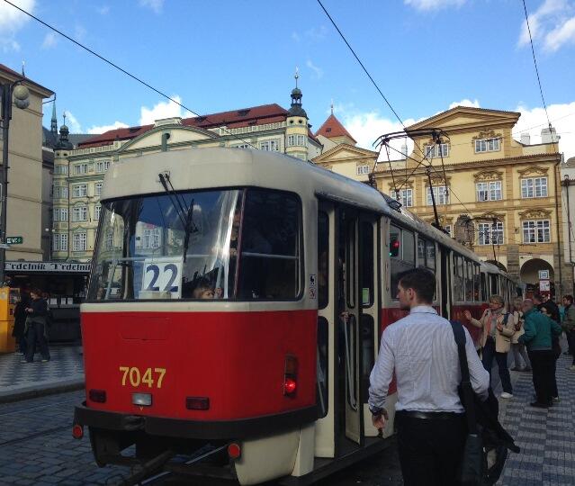 tram22_malostransky_namesti_trdelnik_eating_prague