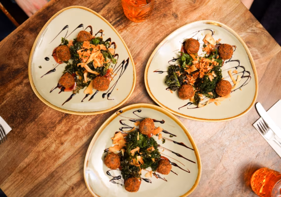 Eating Edinburgh: Old Town Food & Drinks Tour