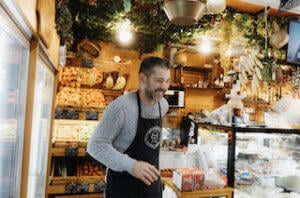 employee_at_Mercearia_do_Pai_Júlio_Lisbon