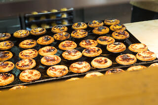 tray_of_pastel_de_nata_pastelaria_santo_antonio