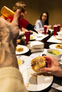 person_eating_Conga_porto