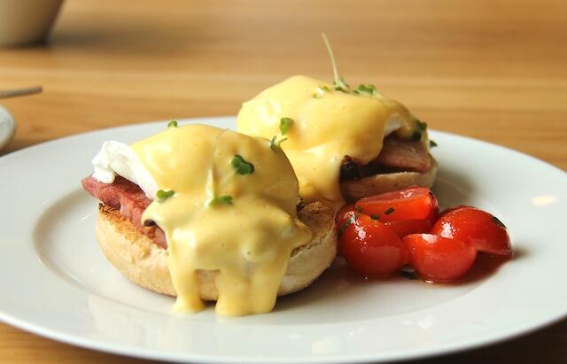 plate_of_eggs_benedict_Berlin