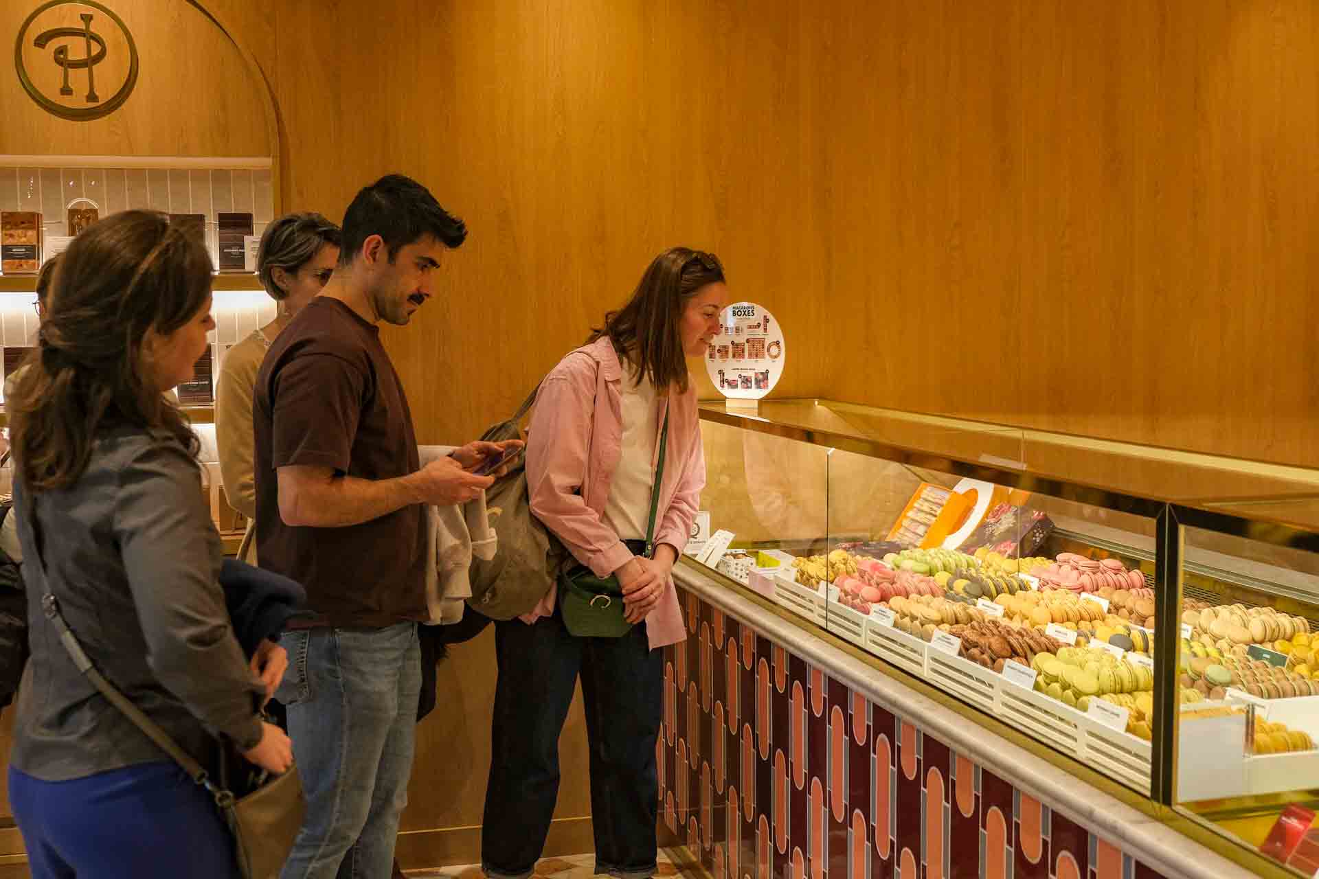 tour_group_walking_around__Pierre_Hermé_Paris