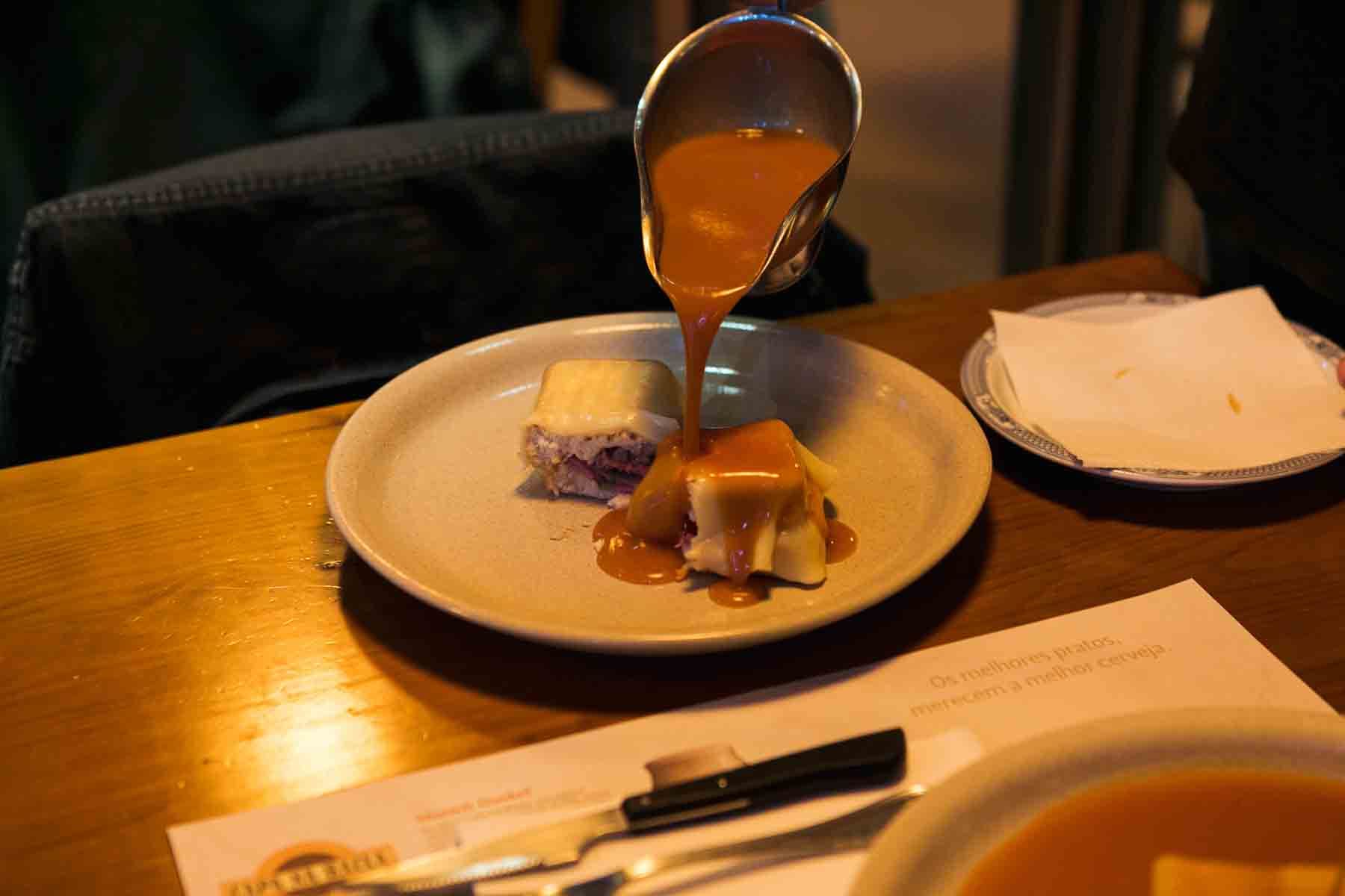 sauce_pour_on_francesinha_capa_na_baixa_porto