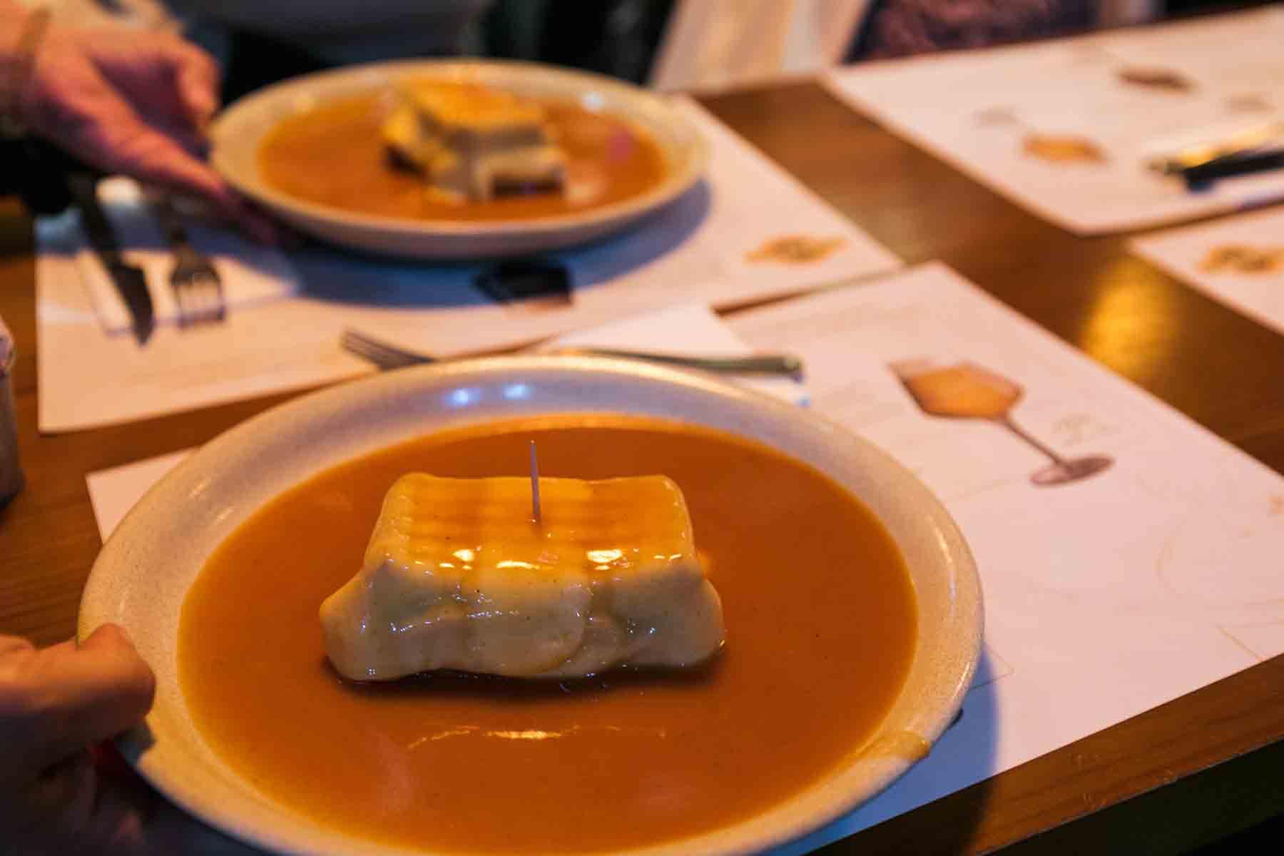 closeup_plate_of_francesinha_capa_na_baixa_porto