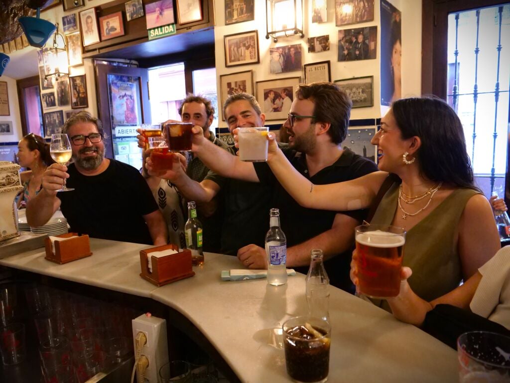 Seville_tapas_drinks_tour_group