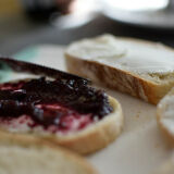 Tostada_con_mantequilla_y_mermelada_Seville