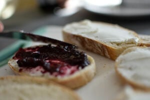 Tostada_con_mantequilla_y_mermelada_Seville