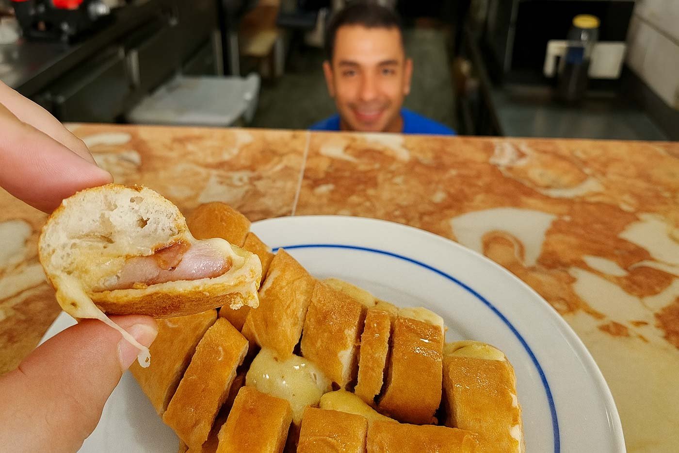 Person_eating_Cachorrinho_Porto