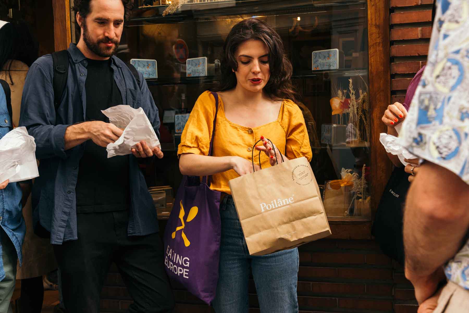 tour_guide_holding_a_Poilane_bag_Paris