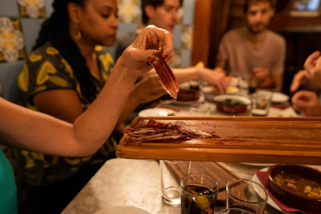 barcelona_gothic_jamon_holding