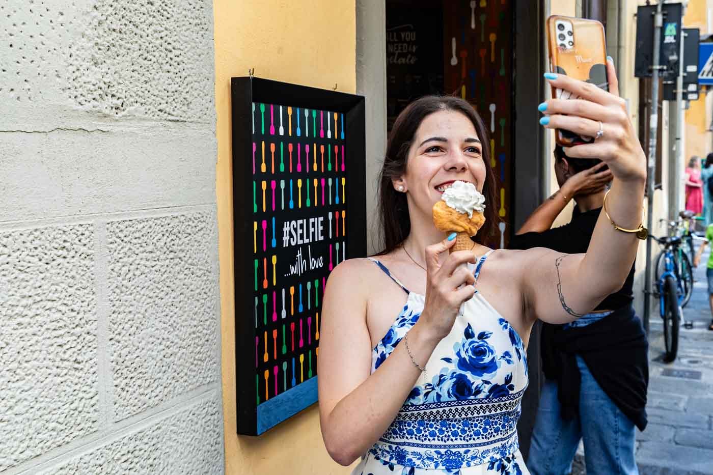 Customer_taking_selfie_with_ice_cream_at_La_Sorbettiera_Florence