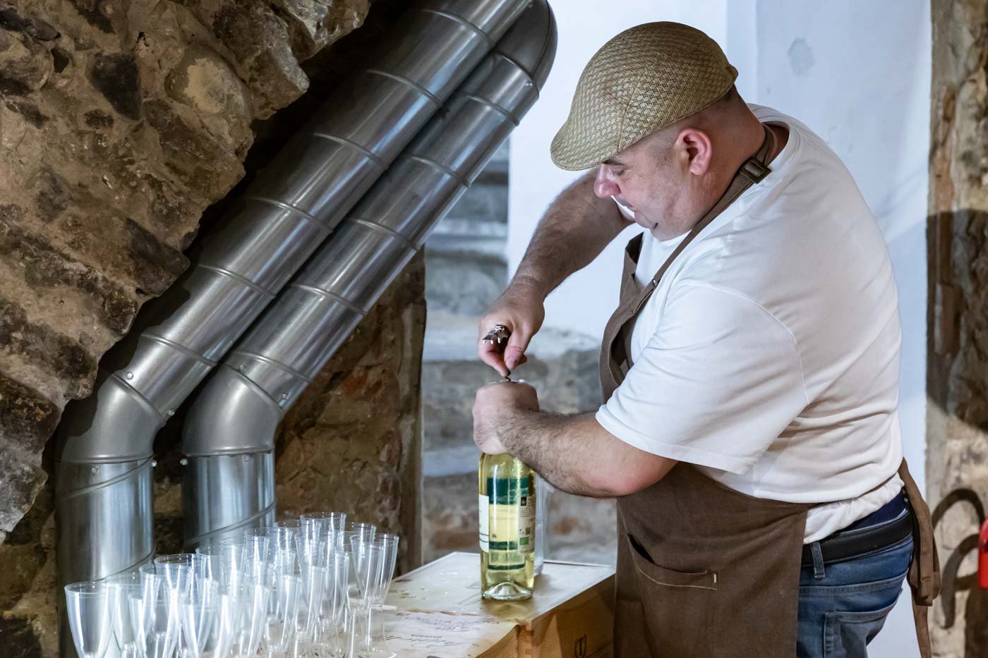 Man_opening_bottle_of_wine_Divin_Boccone_Florence