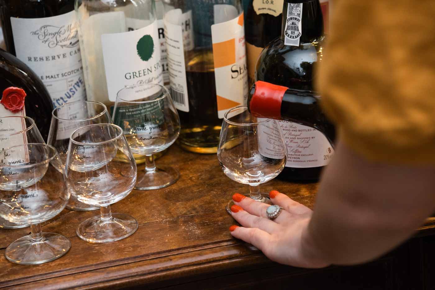 person_pouring_a_bottle_of_alcohol_at_Ryst_Dupeyron_Paris