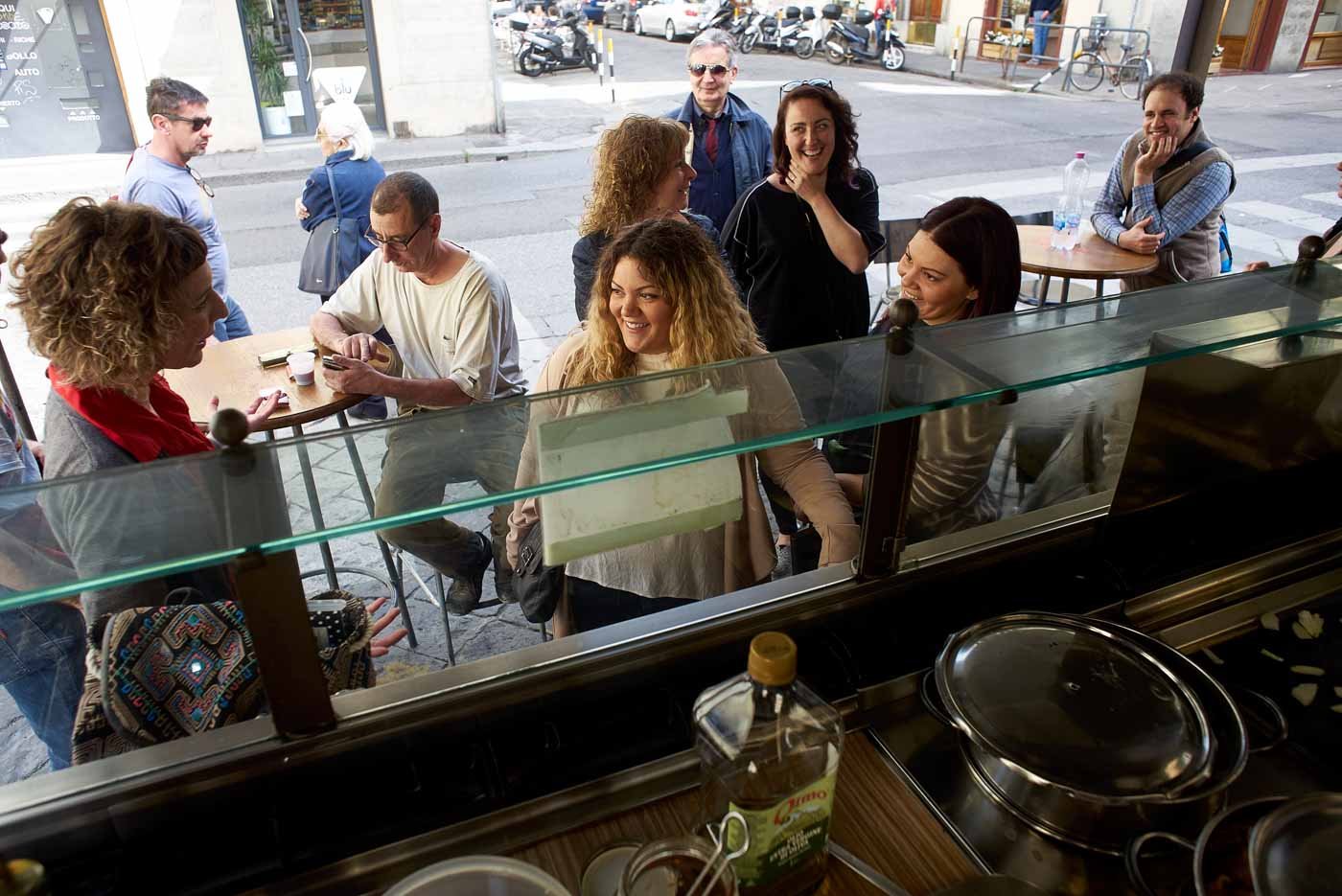 People_eating_at_Da_Simone_Florence