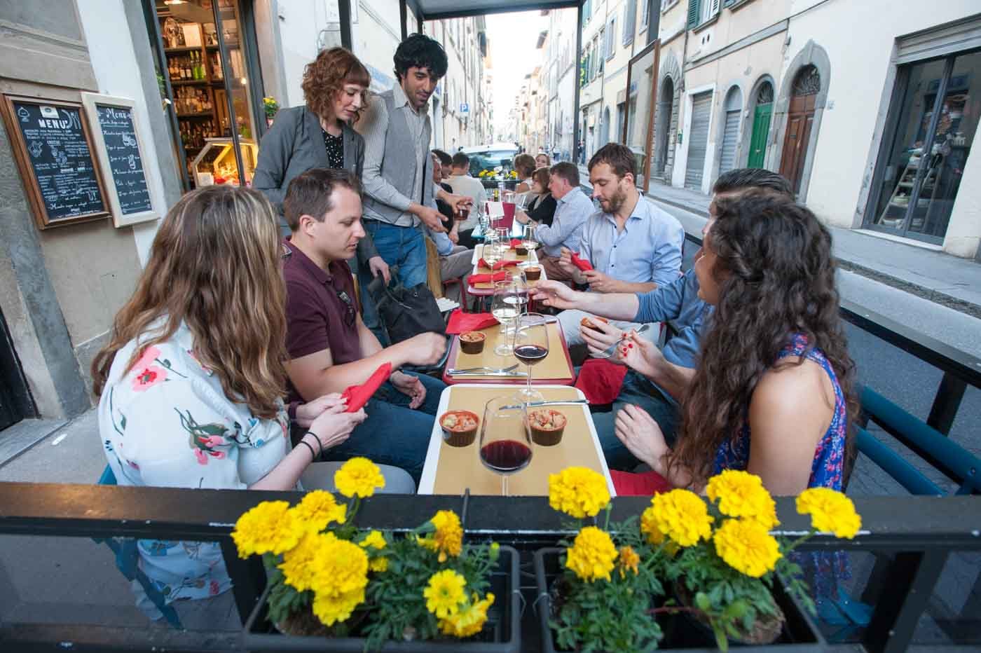 Group_dining_al_fresco_Fiaschetteria_Fantappie_Florence