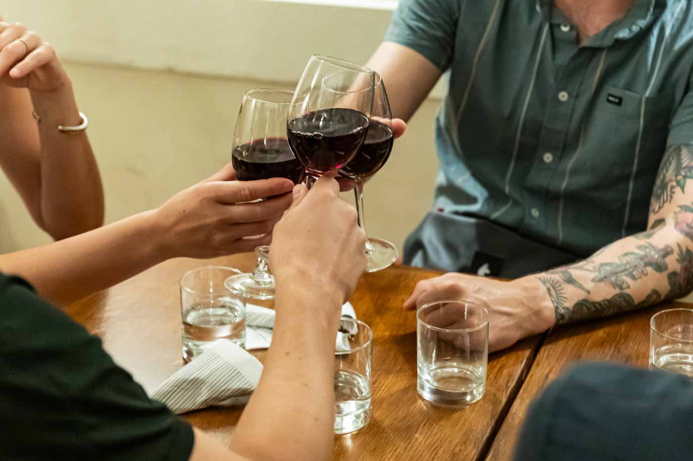 Wine_glass_toast_Trattoria_da_Ginone_Florence