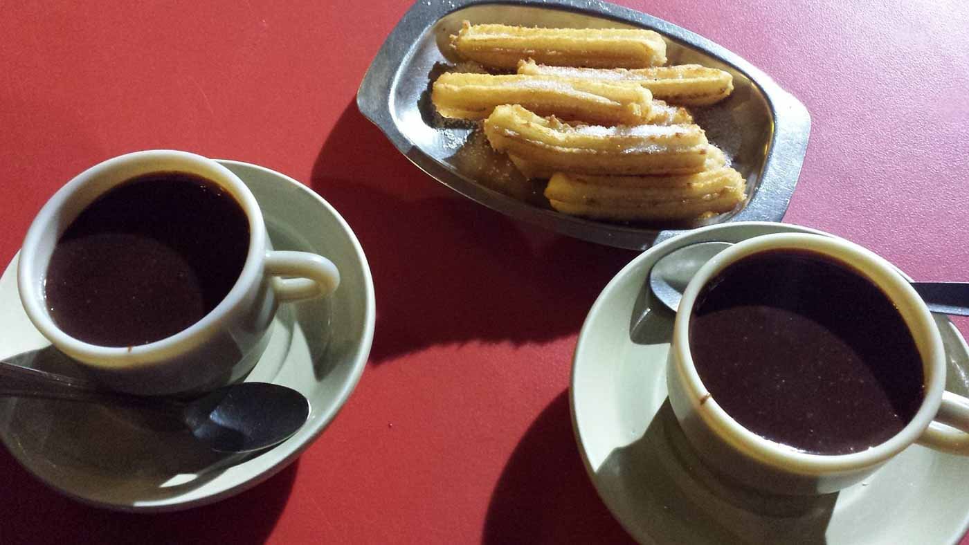 Two_cups_of_sauce_and_churros_Barcelona
