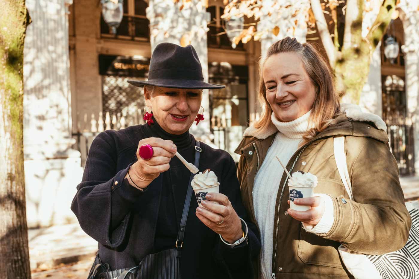 People_eating_at_Creme du_Palais_Royale_Paris