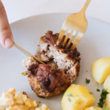 Person_cutting_frikadeller_Copenhagen