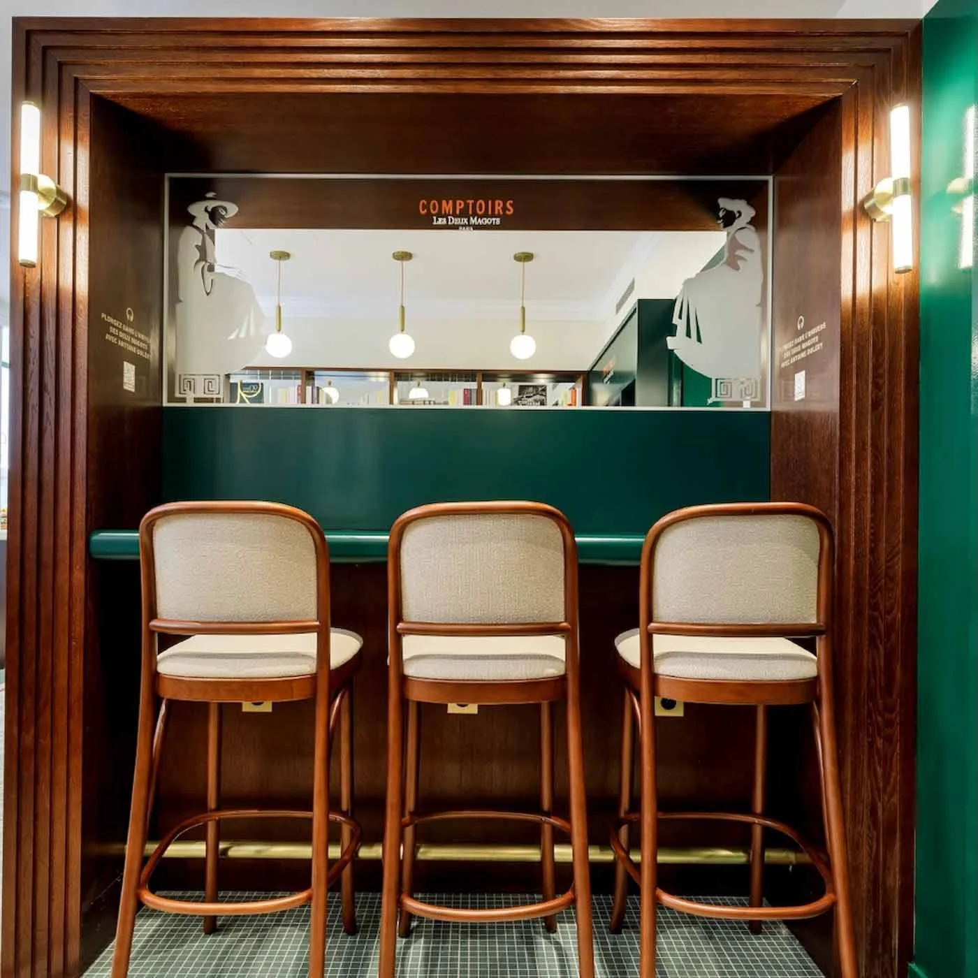 Inside_of_Comptoir_Les_Deux_Magots_Paris