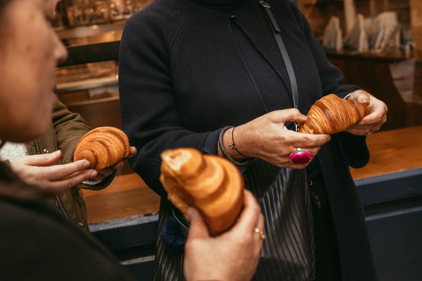 People_holding_croissants_at_Jeffrey_Cagnes_Paris